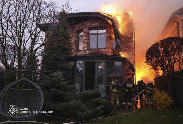 Vivienda en Dnipro (Ucrania) que fue impactada tras el ataque de Rusia.