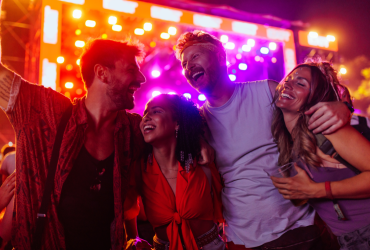 Un grupo de amigos disfrutando de un concierto.