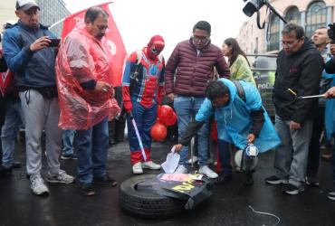 Manifestantes le prendieron fuego a la foto del presidente Noboa.