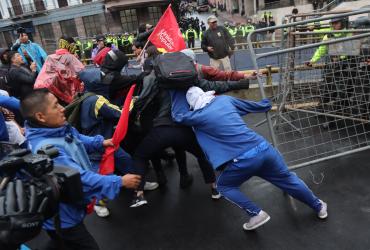 Los manifestantes empezaron a enfrentarse contra los uniformados.