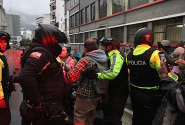 La Policía detuvo a dos personas por agresión a la fuerza armada.