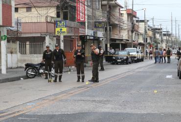 Uniformados tratan de hallar indicios balisiticos.