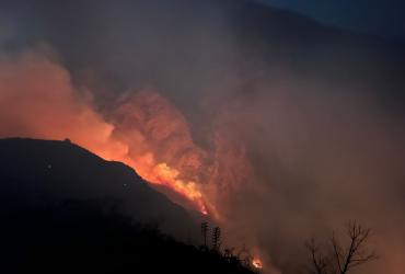 El fuego sigue ardiendo en San Pedro de Vilcabamba.