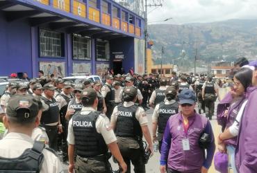 Policías en los exteriores del estadio de Ambato.