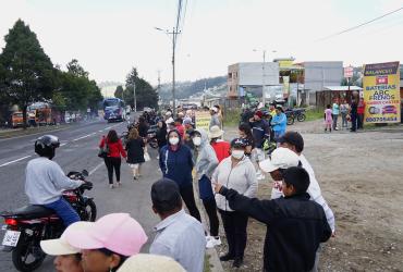 La gente se agolpó para constatar la magnitud de la tragedia.