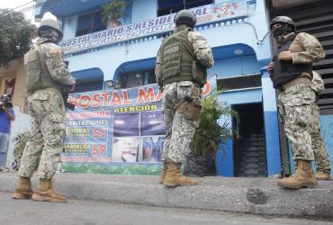 Militares y policías les 'cayeron' a los hostales en el sur de Guayaquil.