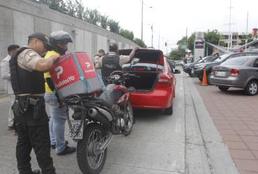 Policías detenían a motorizados en Los Ceibos.