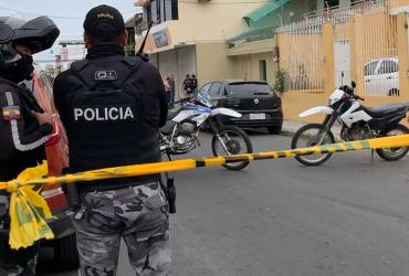 Uniformados en la escena del barrio Jocay, en Manta.