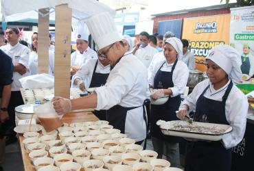 Ecuador busca el Récord Guinness con el encebollado más grande