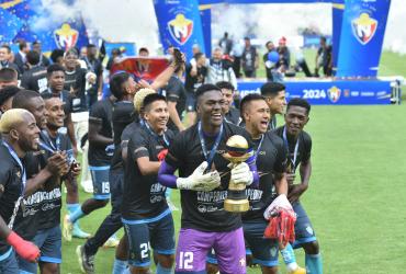 El Nacional levantó la Copa Ecuador tras vencer a Independiente del Valle.