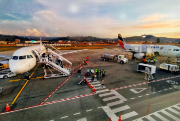 Dos aviones en el Aeropuerto Mariscal La Mar de Cuenca.