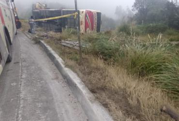 El bus se impactó en la vía Cuenca-Loja; hay heridos.