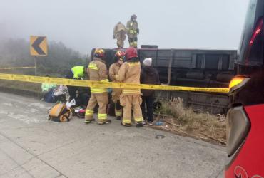 Un bus que cubría la ruta Quito - Loja se volcó en la provincia de Azuay, en el ingreso a Jima, y siete personas resultaron heridas.