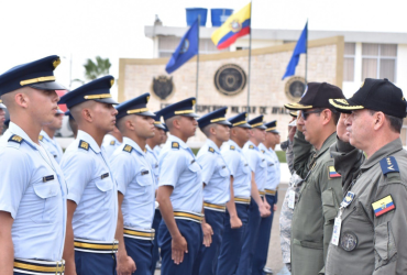 Cadetes de la FAE reciben su ala de especialidad.