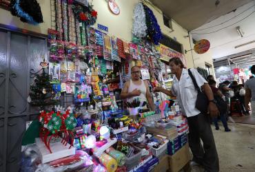 Gabriel Díaz explicaba a uno de sus clientes cómo funcionan los distintos tipos de luces que vende.