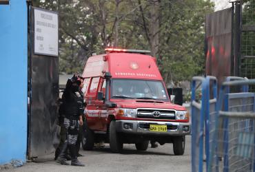 Hasta los bomberos ingresaron a la Penitenciaría por explosión.