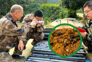 Técnicos del Instituto de Estudio y Monitoreo de Desastres Geológicos de la provincia de Hunan revisaron muestras de rocas.