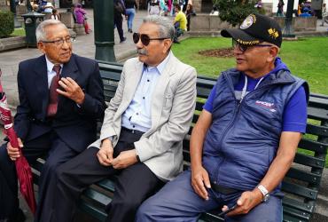 Tres héroes de guerra dialogan en la Plaza Grande, en el Centro Histórico de Quito.