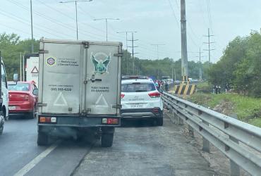 El cuerpo fue encontrado en una zona de lodo y maleza, a un lado de los carriles en sentido sur - norte de la Perimetral