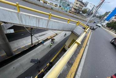 Los ocupantes de la motocicleta cayeron por este puente.