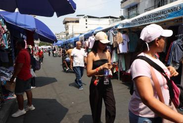 Este es uno de los corredores navideños que el Municipio de Guayaquil ha organizado en el centro para impulsar a los emprendedores.