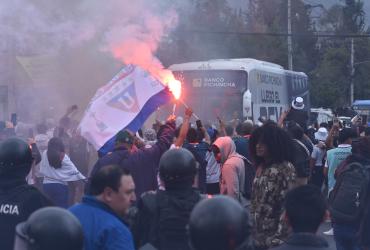 Hinchas recibieron a los jugadores de Liga de Quito para la final de ida de LigaPro 2024.