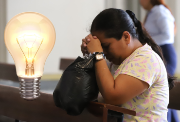 Feligreses agradecen por el fin de los apagones en Ecuador.