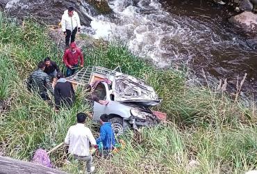 Camioneta cayó en un barranco en Pilahuín.