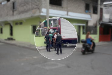 El conductor perdió el control del vehículo y se estrelló contra un poste, cerca de una casa verde.