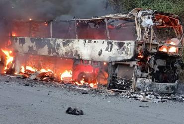 El bus quedó completamente en llamas.