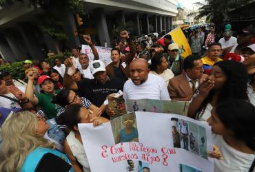 Personas protestan en los exteriores de la Fiscalía del Guayas por la desaparición de cuatro niños.