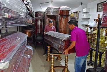 Ángel (de gorra) y Alexander trabajan en la misma funeraria y ya se han adaptado al trabajo que llevan a cabo.