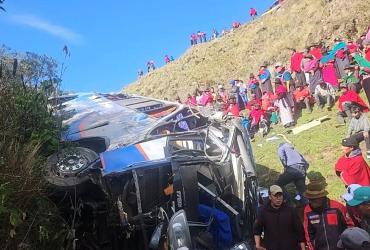 Cientos de comuneros se dieron cita al lugar tras el accidente.