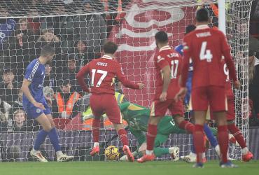 El jugador del Liverpool Curtis Jones marca el segundo gol durante el partido de la Premier League que han jugado Liverpool FC y Leicester City FC, en Liverpool, Reino Unido.