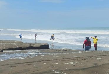 Por el oleaje, en Manta hubo que evacuar a bañistas.