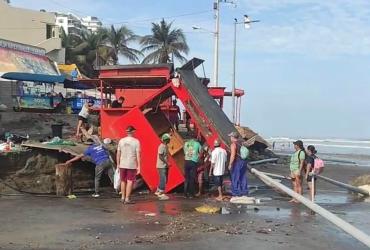 Oleajes provocan destrucción en Manabí