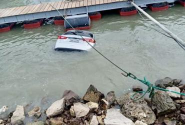 Ciudadanos reportan que en Puerto Lucía, Santa Elena, el oleaje arrastró vehículos.