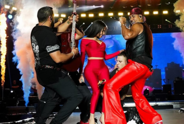 Aventura y Yailin La Más Viral durante un concierto en República Dominicana.