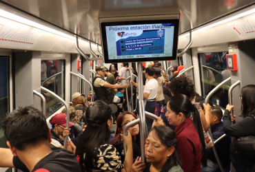 Ciudadanos usando el Metro de Quito.