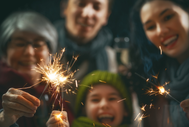 Una familia celebra el Año Nuevo.