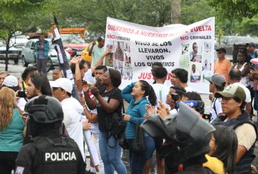 La audiencia se lleva a cabo en medio de un plantón en los exteriores.