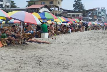 Turistas disfrutando de las playas durante el feriado de Año Nuevo.