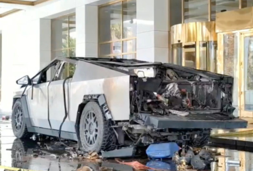 Restos de un Tesla Cybertruck que explotó frente al Hotel Trump en Las Vegas, Nevada, EE. UU., el 1 de enero de 2025.