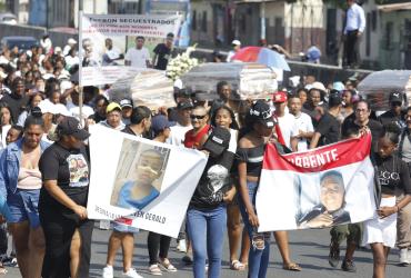 Sepelio de los menores estuvo acompañado de pancartas con protestas.