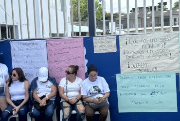 En el plantón, algunos familiares estaban visiblemente afectados por la todavía desaparecida de los pescadores.