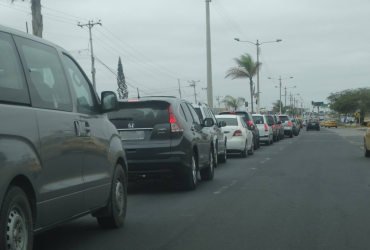 Larga fila de vehículos regresando del feriado de Año Nuevo.