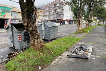 Contenedor de basura dañado, en Quito