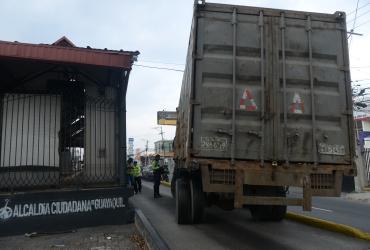 El camión quedó atascado en el carril exclusivo de la Metrovía.