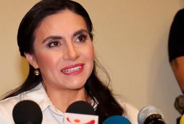 La cuencana Verónica Abad busca asumir como presidenta de Ecuador con la ayuda de la justicia