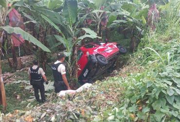 El auto de la víctima cayó a un lado de la carretera.